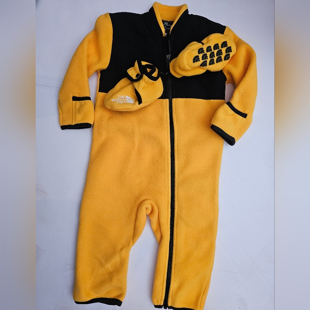 North Face NWOT  Baby Denali Set 6-12 Months